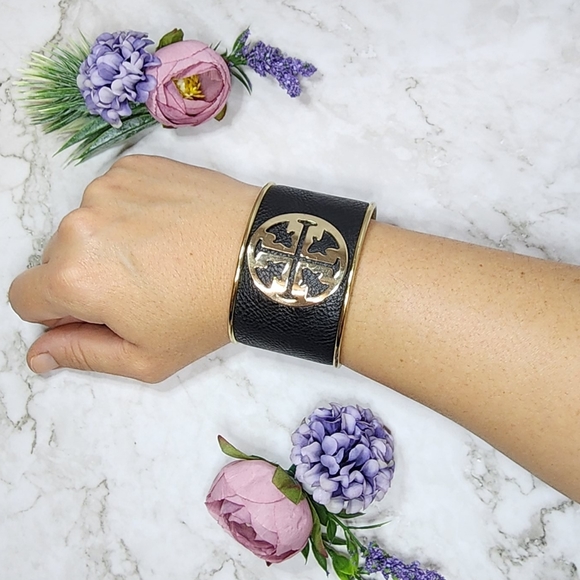 ✨️🆕️Chic Leather Medallion Cuff Bracelet - Picture 6 of 7